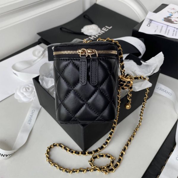 Ch*el vanity with chain