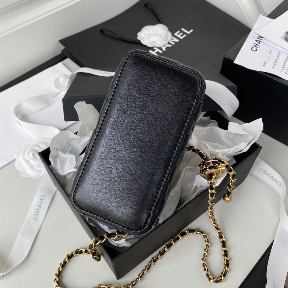 Ch*el vanity with chain