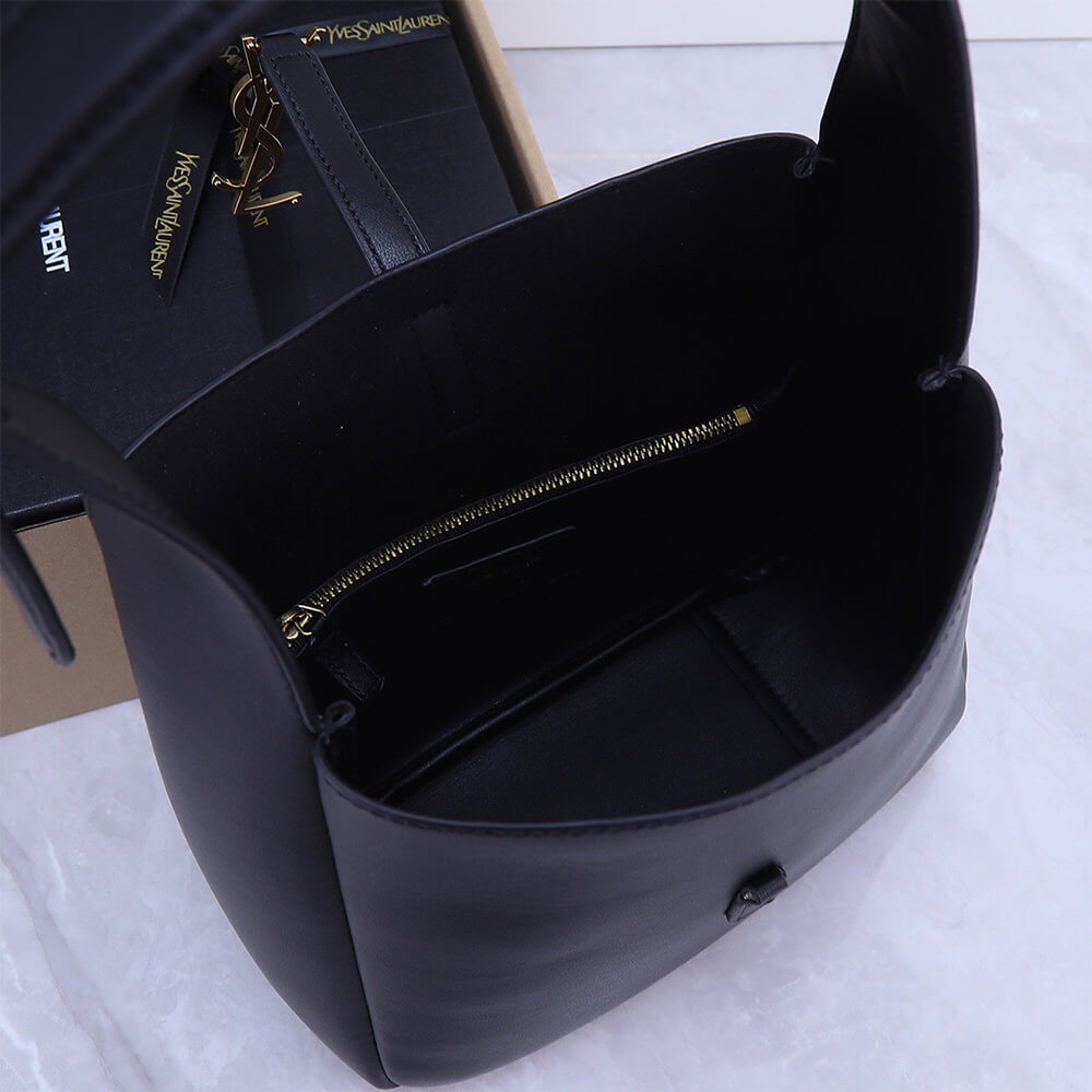 small le 5 7 S*pple in smooth leather